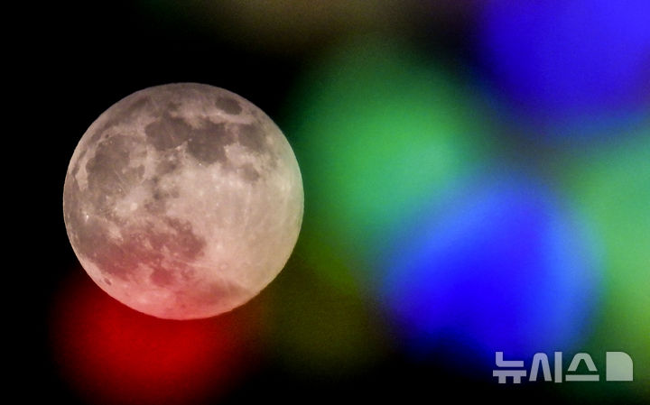 올해 가장 큰 슈퍼문, 밤하늘에 두둥실 떠올라 [뉴시스Pic]