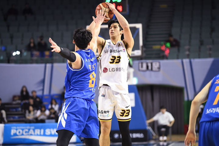 프로농구 LG, 삼성 꺾고 2연승…시즌 첫 10승·선두 질주